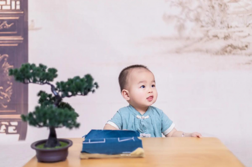 新疆怀孕肚子中间凹两边凸